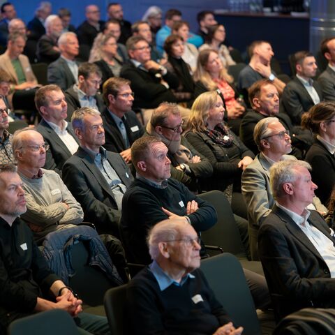 Publikum während einer Generalversammlung in der Eventhalle