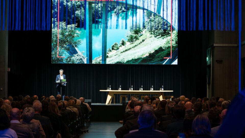 Seminar mit Publikum und grosser Präsentationsleinwand in der JED Eventhalle.