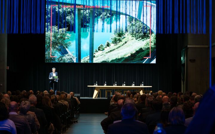 Seminar mit Publikum und grosser Präsentationsleinwand in der JED Eventhalle.