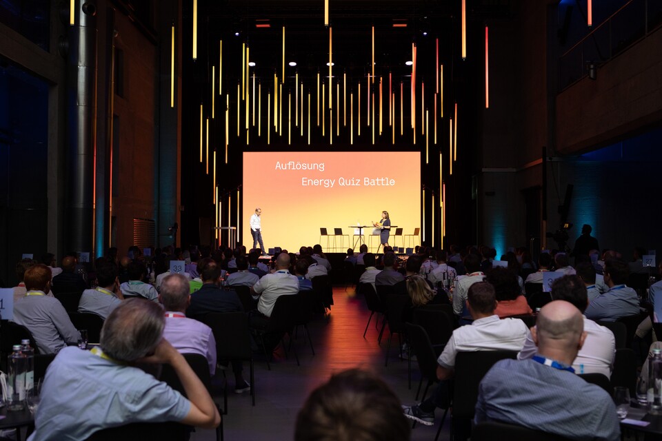 Gäste während einer Tagung der Axpo in der Eventhalle von JED Events