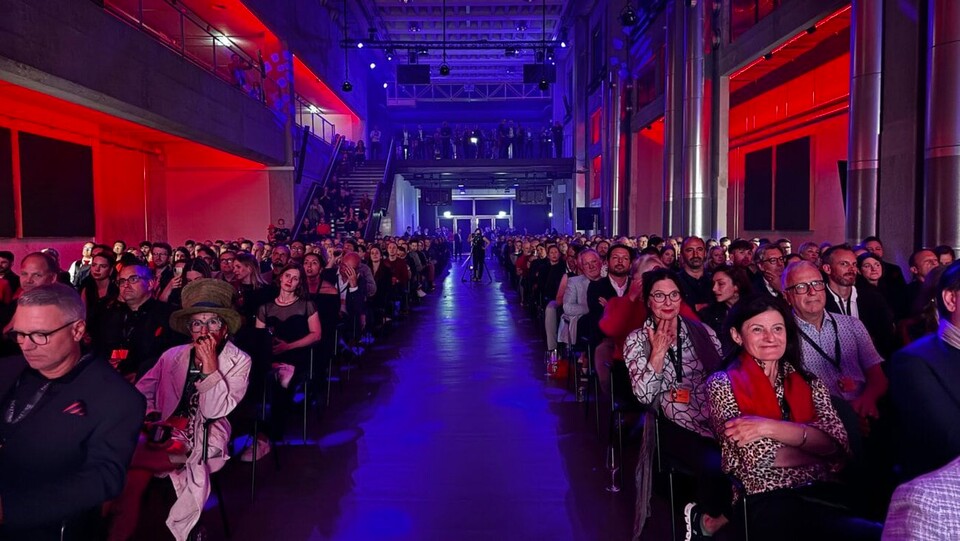 Gäste in der Eventhalle während der Awardverleihung