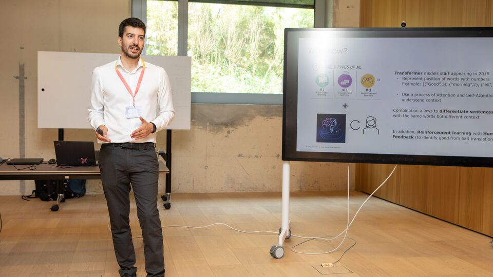 Referent mit Flipchart bei einem Seminar in der JED Eventhalle.