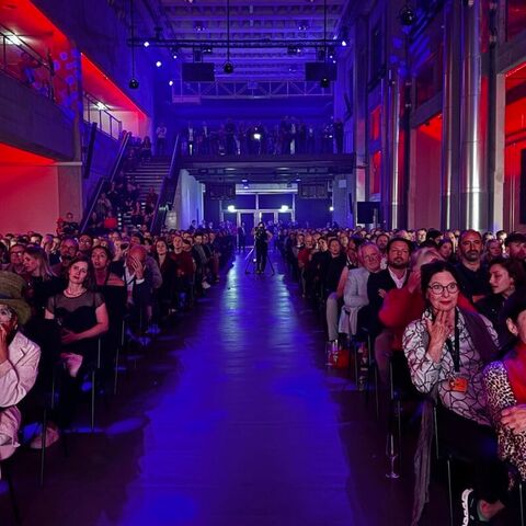 Gäste in der Eventhalle während der Awardverleihung