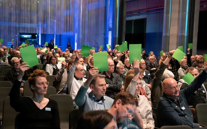 Publikum an einer Generalversammlung in der JED Eventhalle.