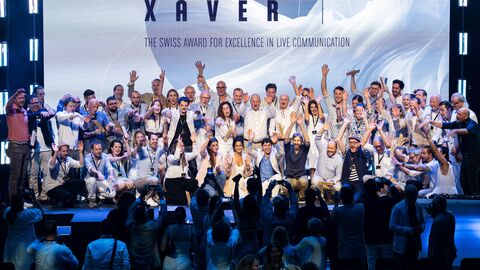 Gewinnerinnen und Gewinner des XAVER Award 2023 jubeln gemeinsam auf der Bühne bei JED Events in Schlieren