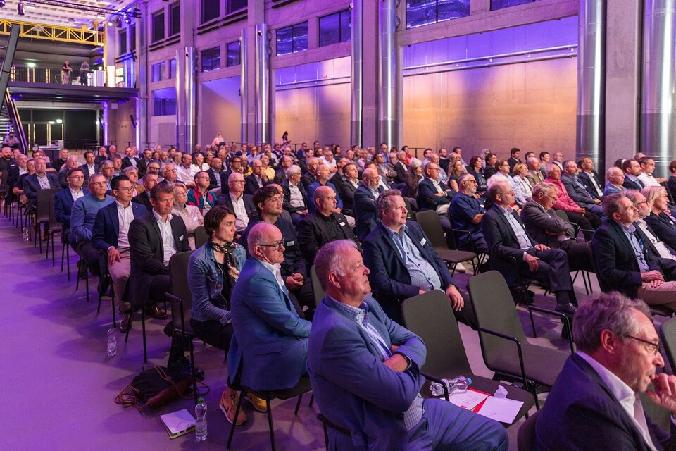 Eine gut besuchte Generalversammlung in der JED Events Eventhalle.