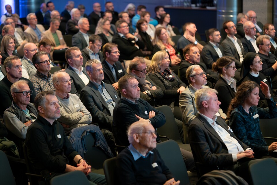 Publikum während einer Generalversammlung in der Eventhalle