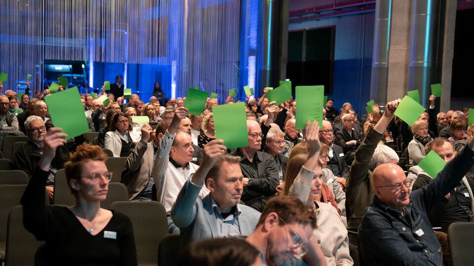Publikum an einer Generalversammlung in der JED Eventhalle.