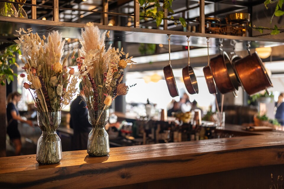 Schöne Bardekoration im Restaurant