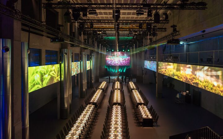 Imposantes Bankett in der Eventhalle von JED Events mit eindrücklicher Veranstaltungstechnik