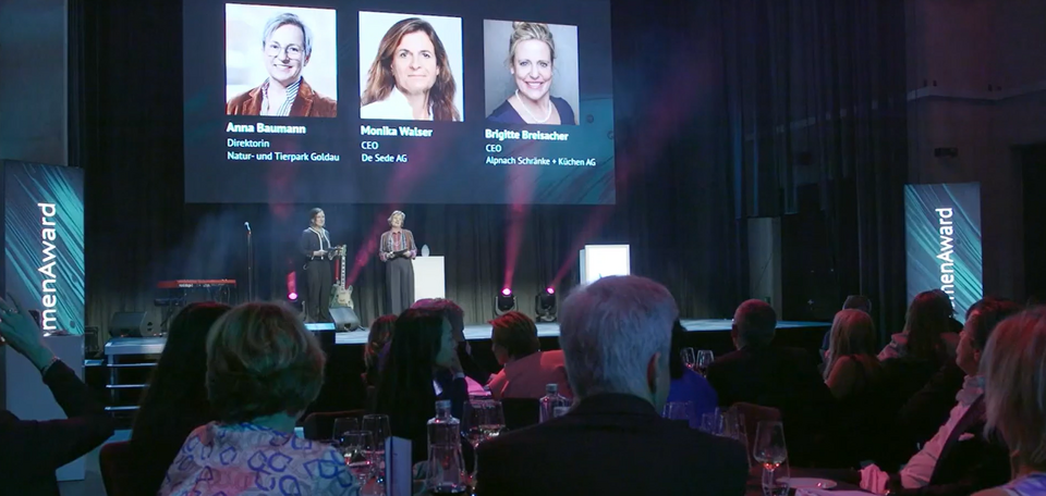 Blick auf die Bühne beim Swiss Women Award in der Eventhalle von JED Events