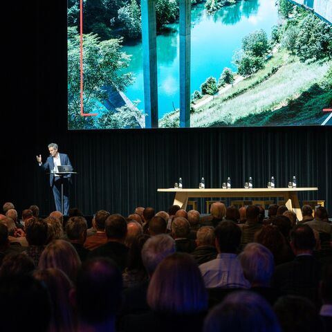 Balz Halter auf der Bühne während der Generalversammlung der Limmatstadt