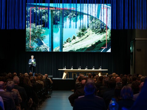 Ein Redner auf der Bühne bei einem Seminar bei JED Events.