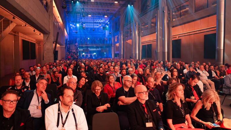 Eine Veranstaltung mit vielen Gästen in der bestuhlten grossen Eventhalle von JED Events.