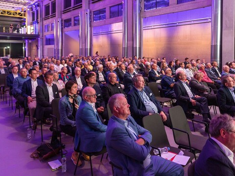 Eine gut besuchte Generalversammlung in der JED Events Eventhalle.