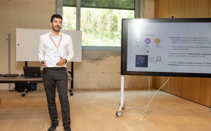 Referent mit Flipchart bei einem Seminar in der JED Eventhalle.